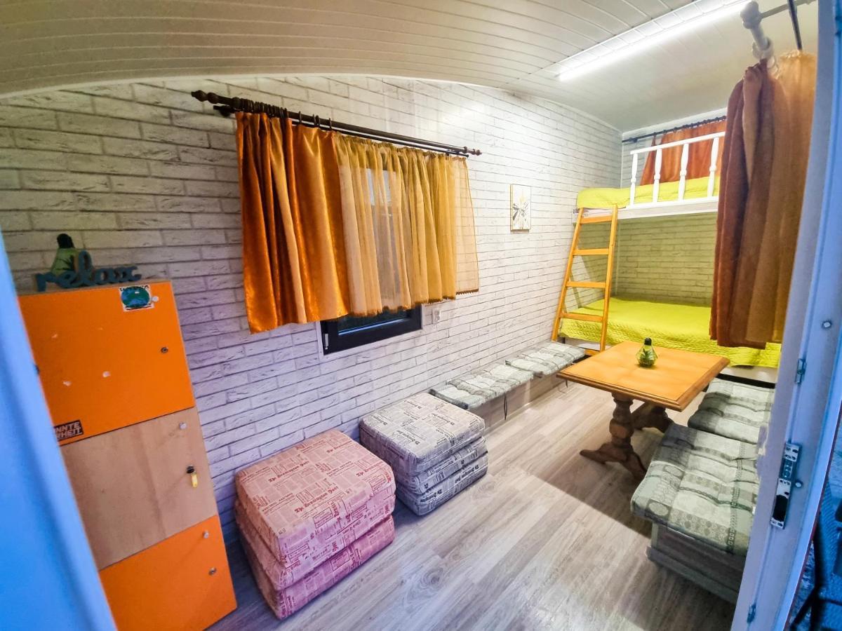 Tiny Houses In The Garden Кымпулунг-Молдовенеск Экстерьер фото