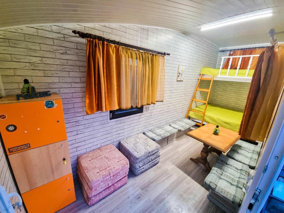 Tiny Houses In The Garden Кымпулунг-Молдовенеск Экстерьер фото